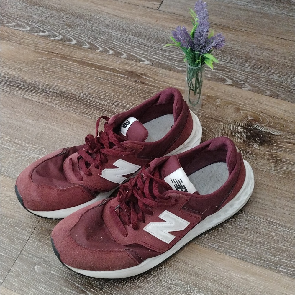 GUC: NEW BALANCE, MENS MAROON RUNNING TENNIS SHOES.